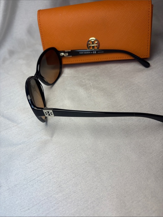 Tory Burch Black Sunglasses with Brown Gradient Lenses and Orange Logo Case main image 4